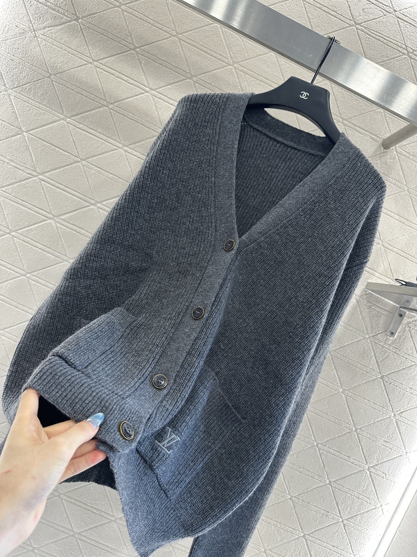 L 25 Alphabet Embroidered Pocket Knitted Cashmere Cardigan
