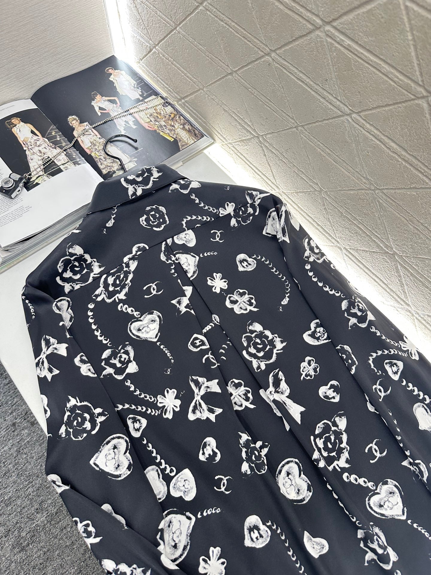 C 25 Letter stitch printed silk lace shirt