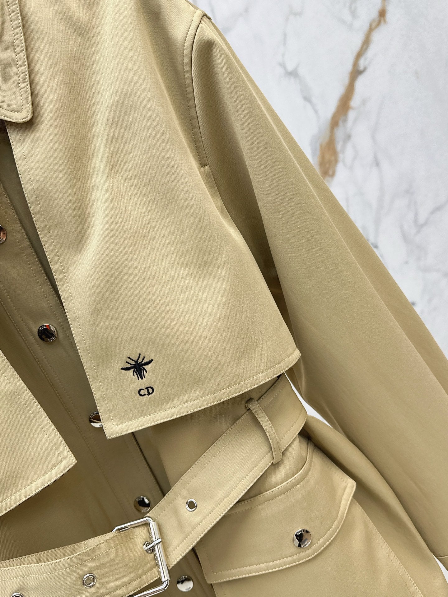 Di 25 Embroidered bee waist cinching jacket(KHAKI/NAVY)