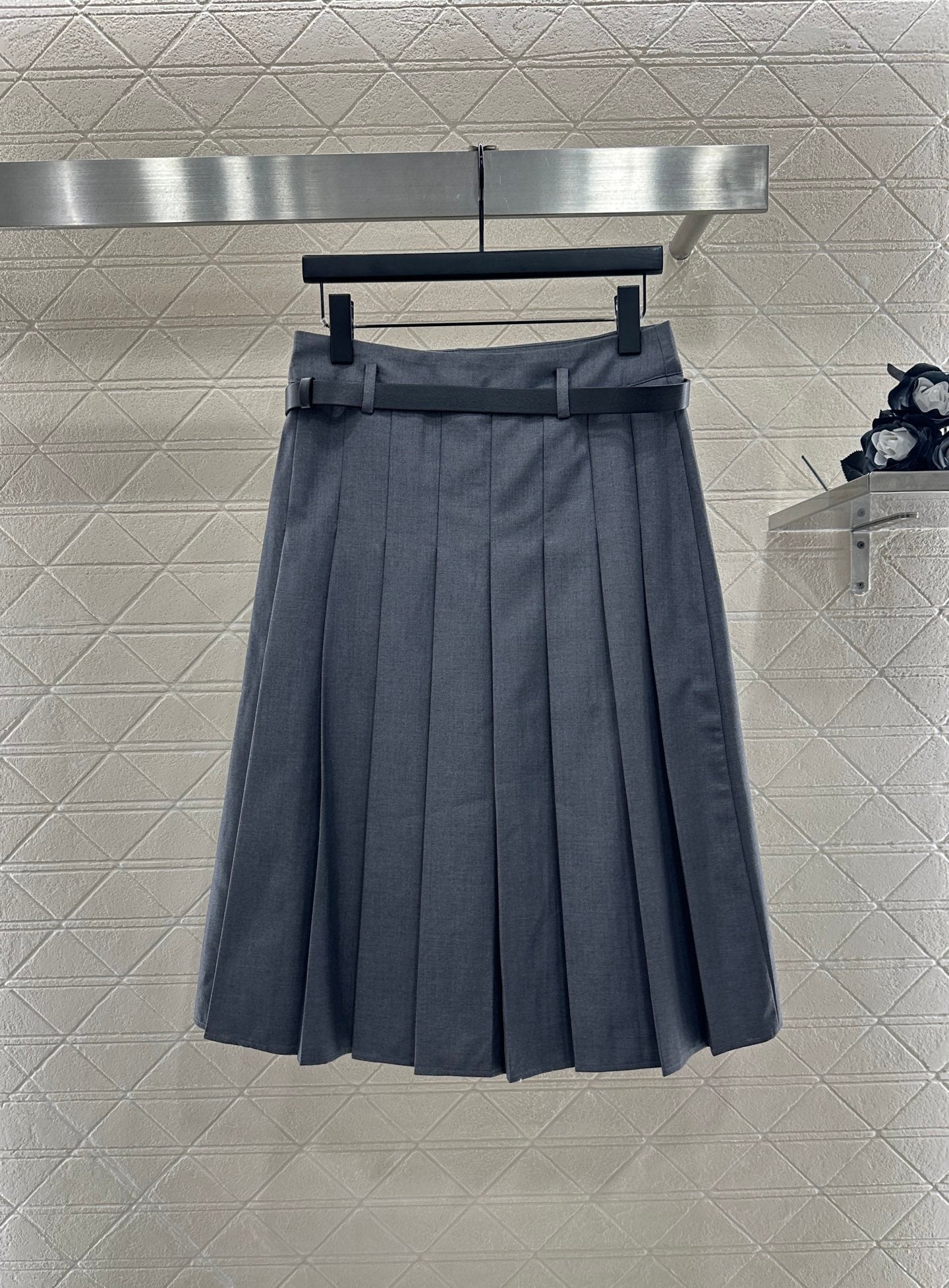 Pr 25 Belted midi pleated skirt