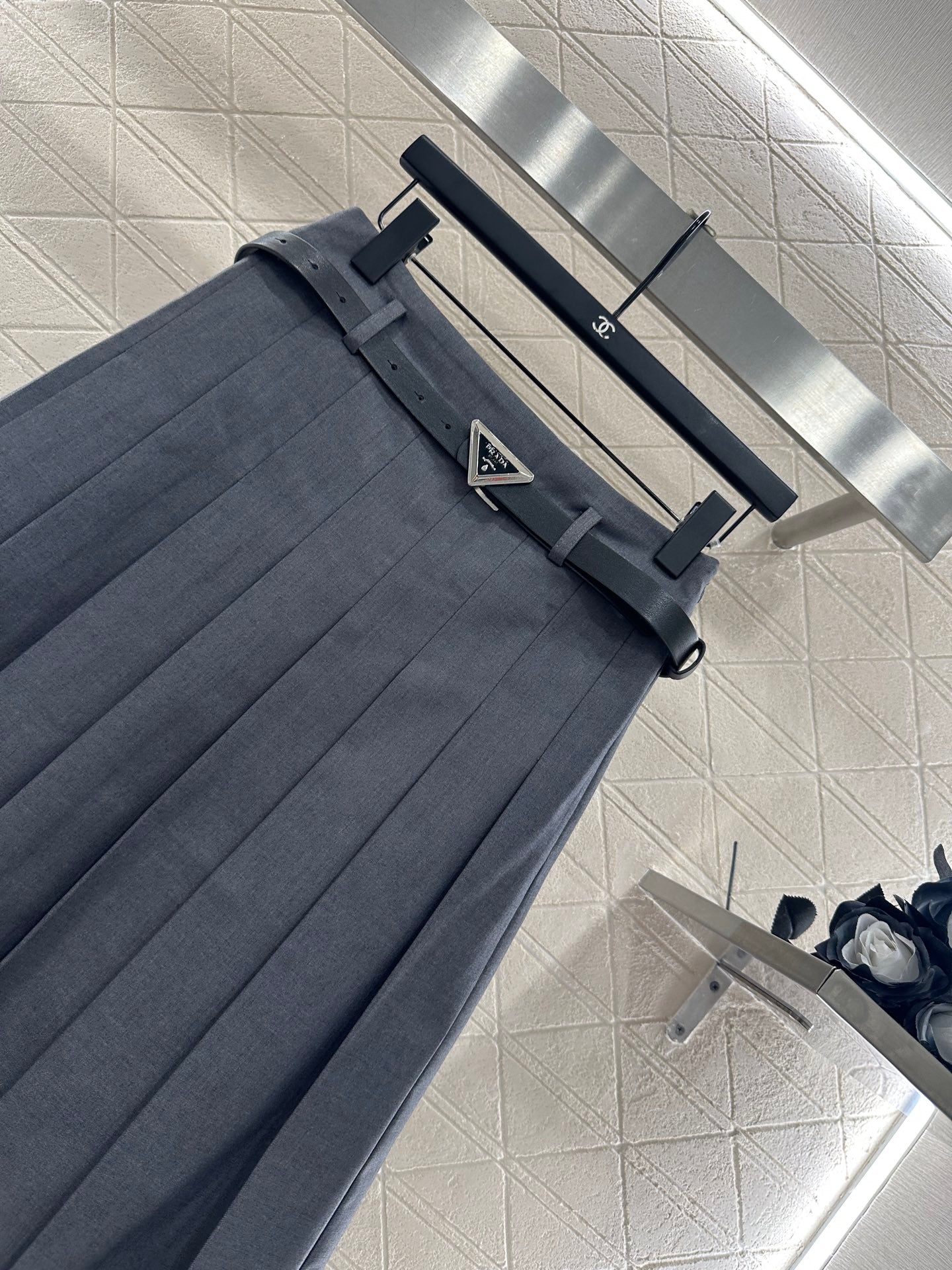 Pr 25 Belted midi pleated skirt