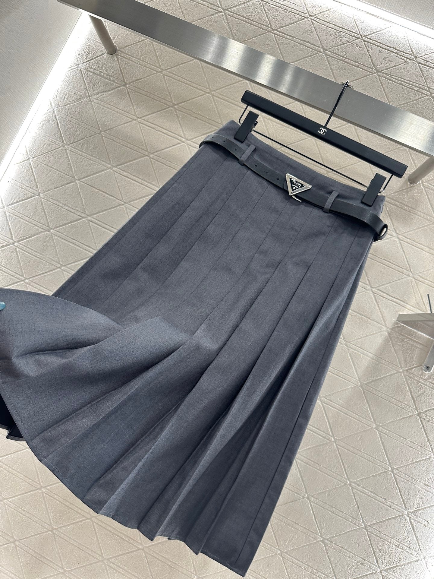 Pr 25 Belted midi pleated skirt