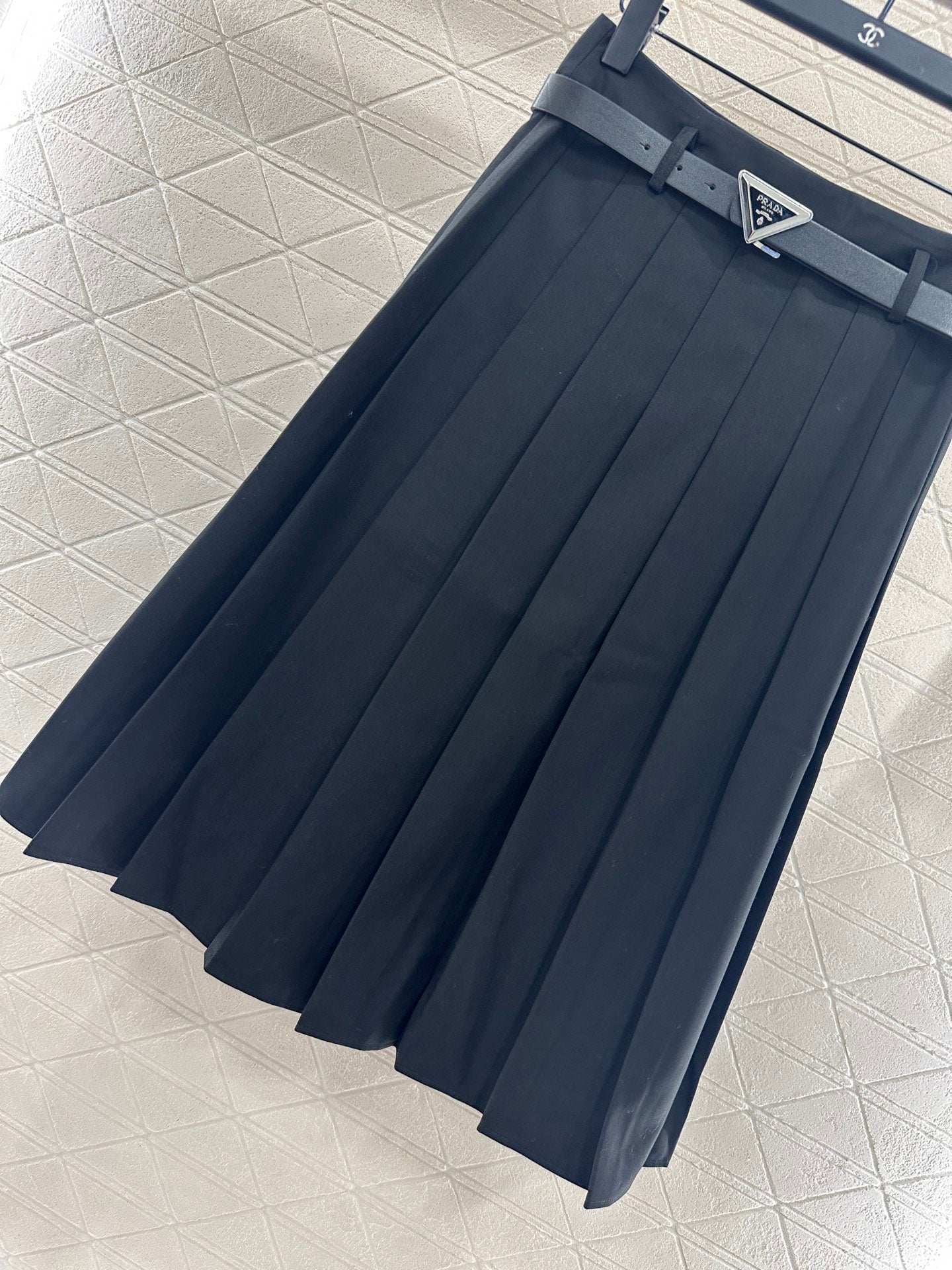 Pr 25 Belted midi pleated skirt