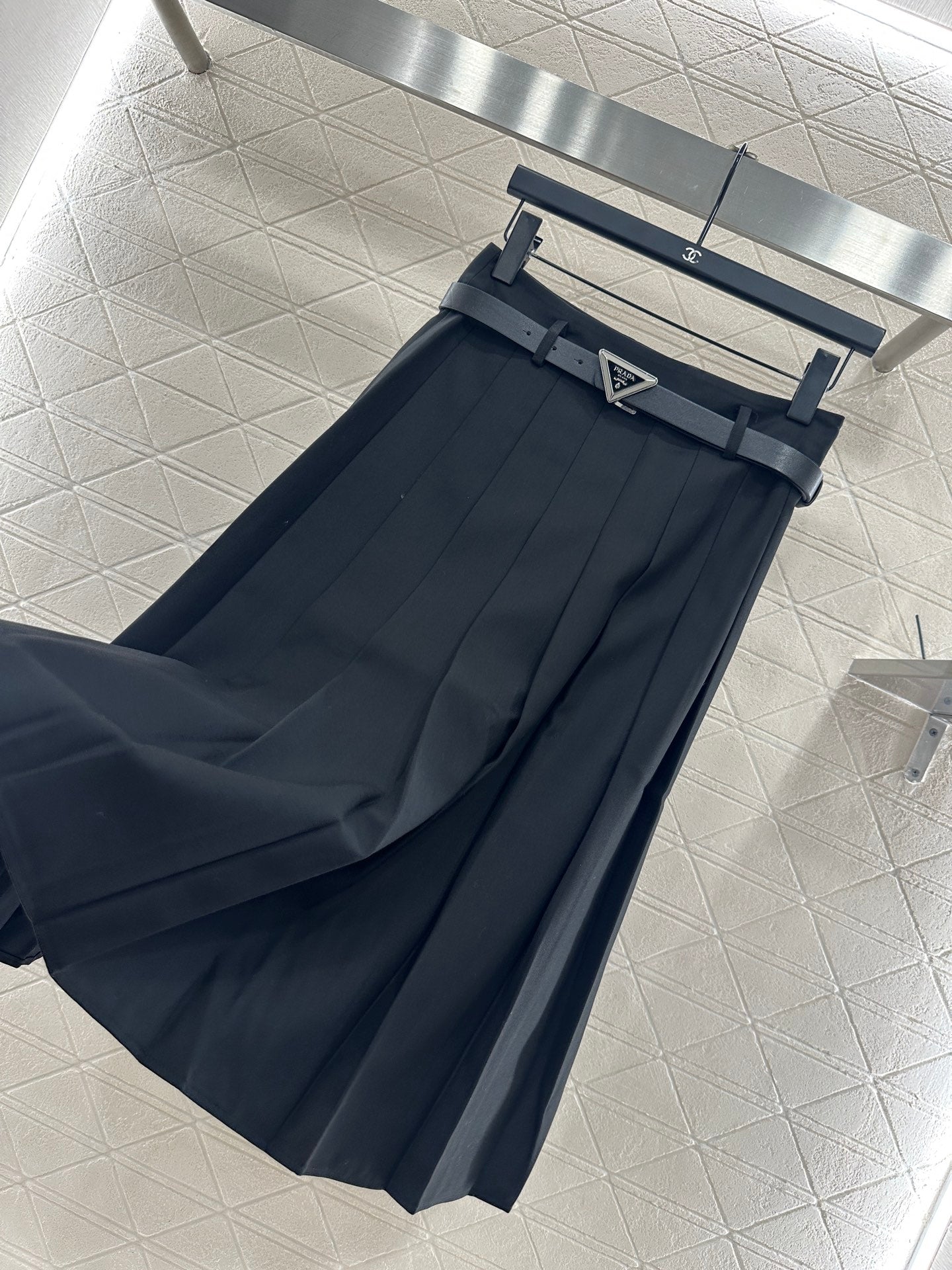 Pr 25 Belted midi pleated skirt