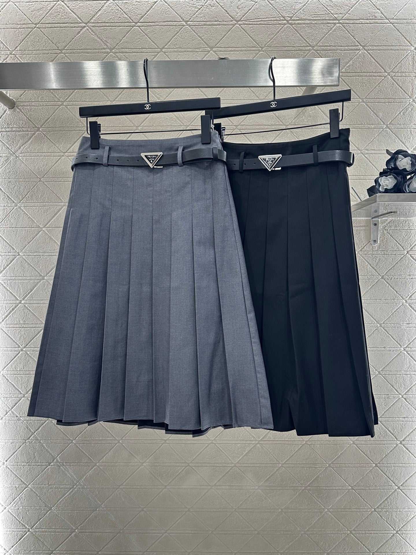 Pr 25 Belted midi pleated skirt