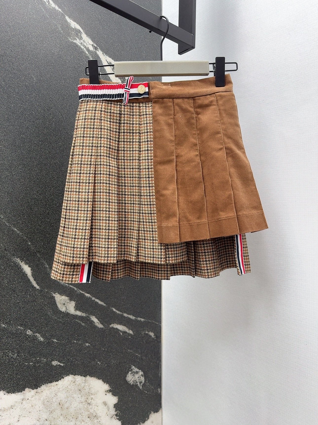 Th 25 Plaid pleated skirt