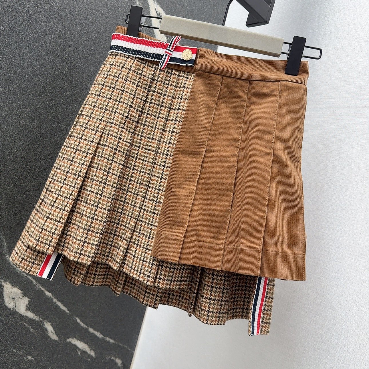 Th 25 Plaid pleated skirt