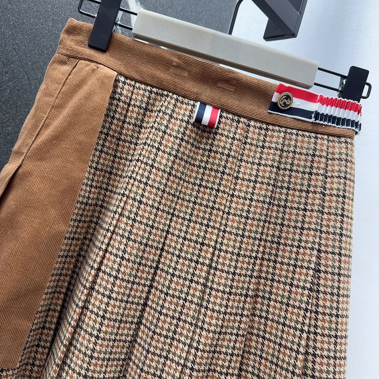 Th 25 Plaid pleated skirt