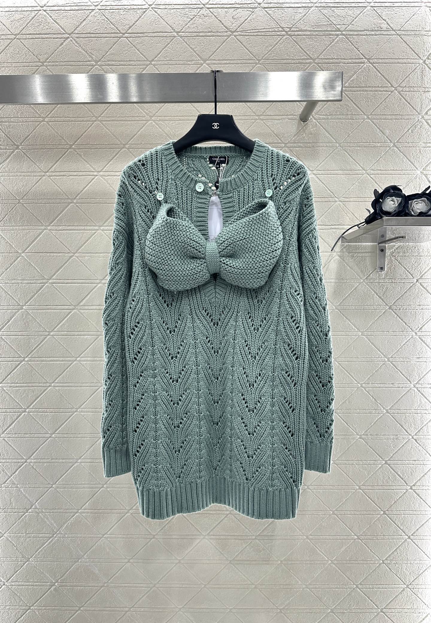 C 25 Bow-knitted wool skirt and sweater