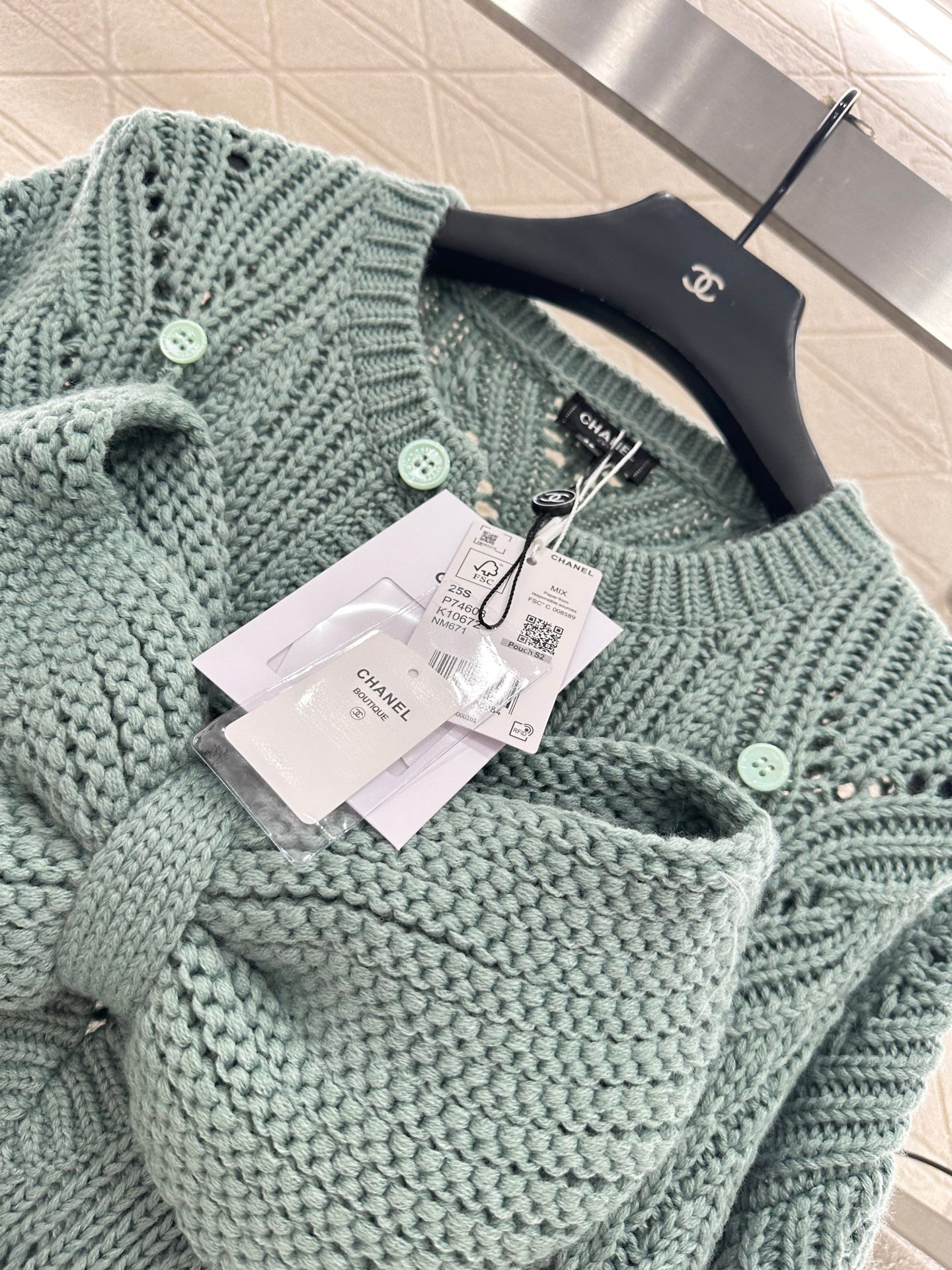 C 25 Bow-knitted wool skirt and sweater