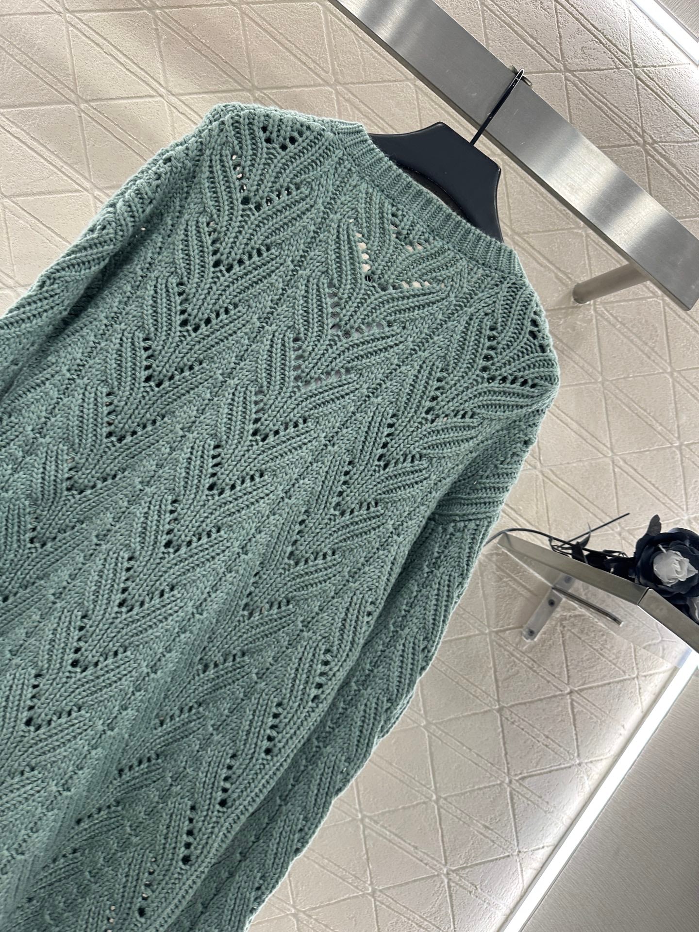 C 25 Bow-knitted wool skirt and sweater