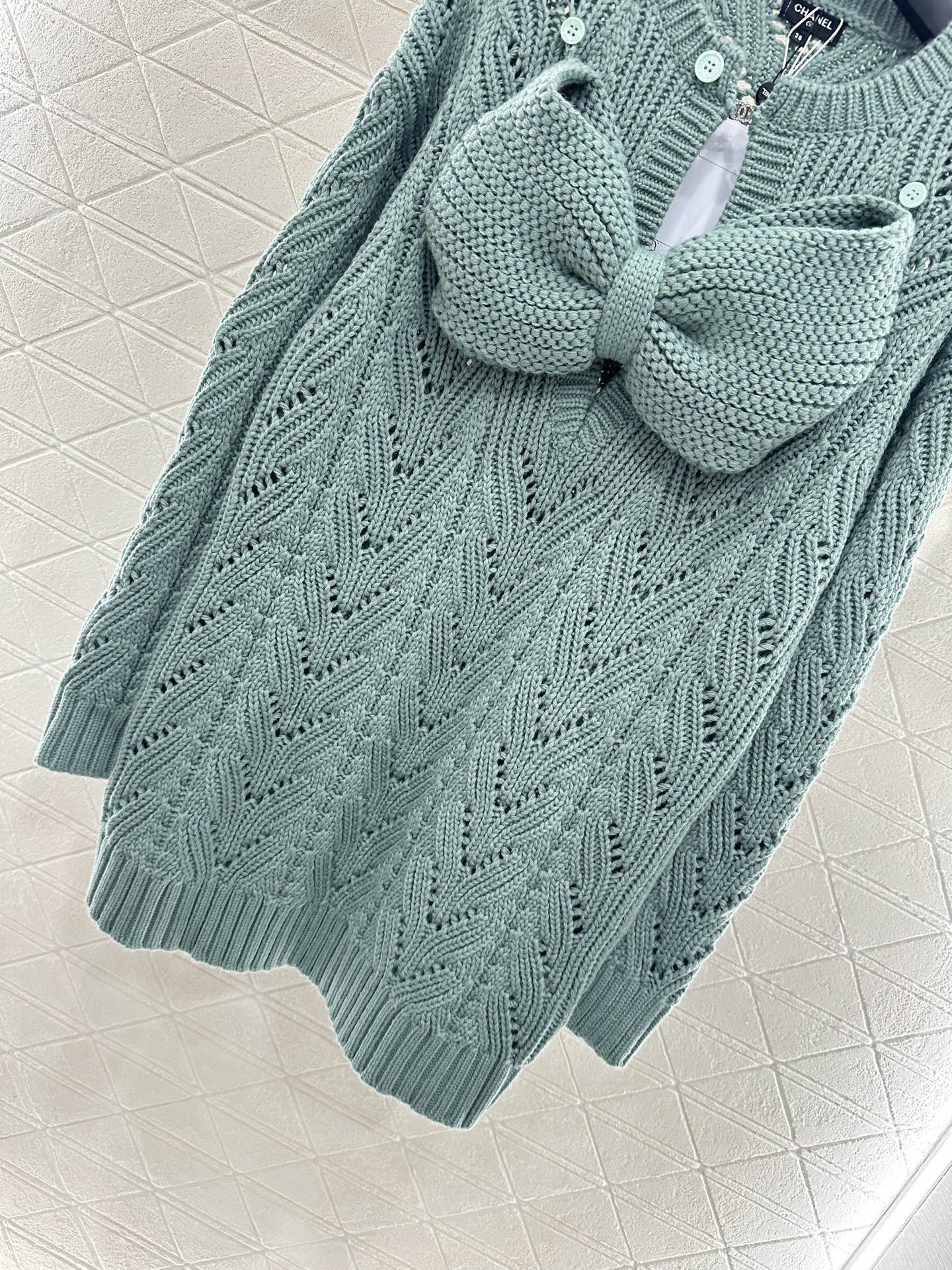 C 25 Bow-knitted wool skirt and sweater