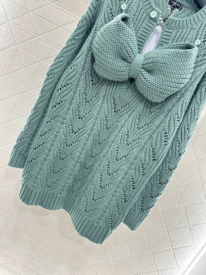 C 25 Bow-knitted wool skirt and sweater