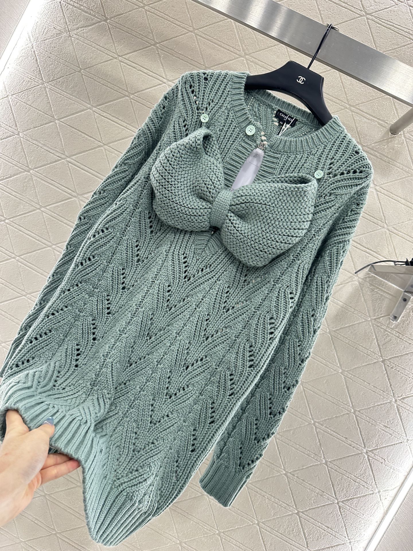 C 25 Bow-knitted wool skirt and sweater
