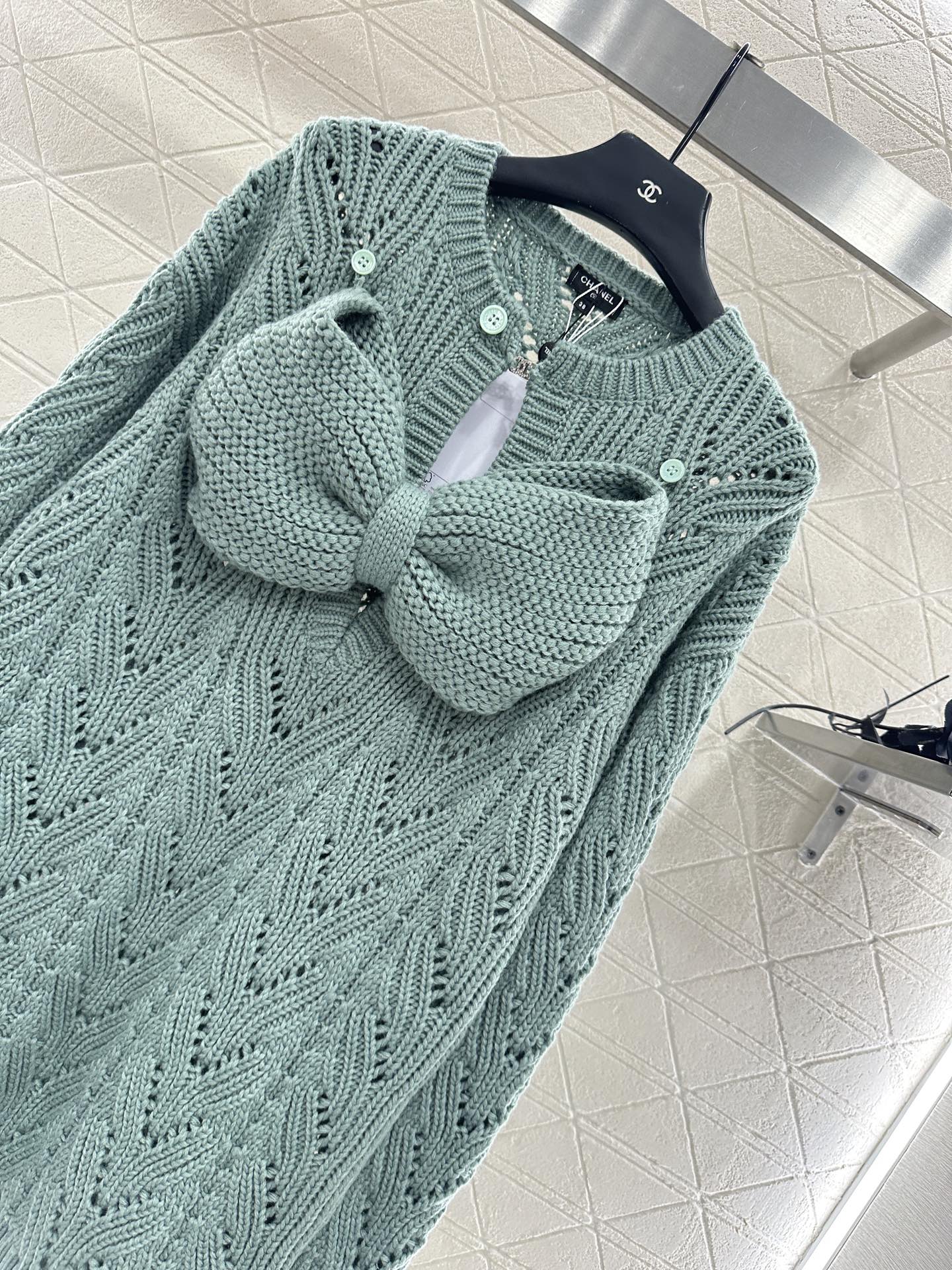 C 25 Bow-knitted wool skirt and sweater