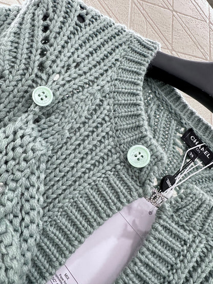 C 25 Bow-knitted wool skirt and sweater