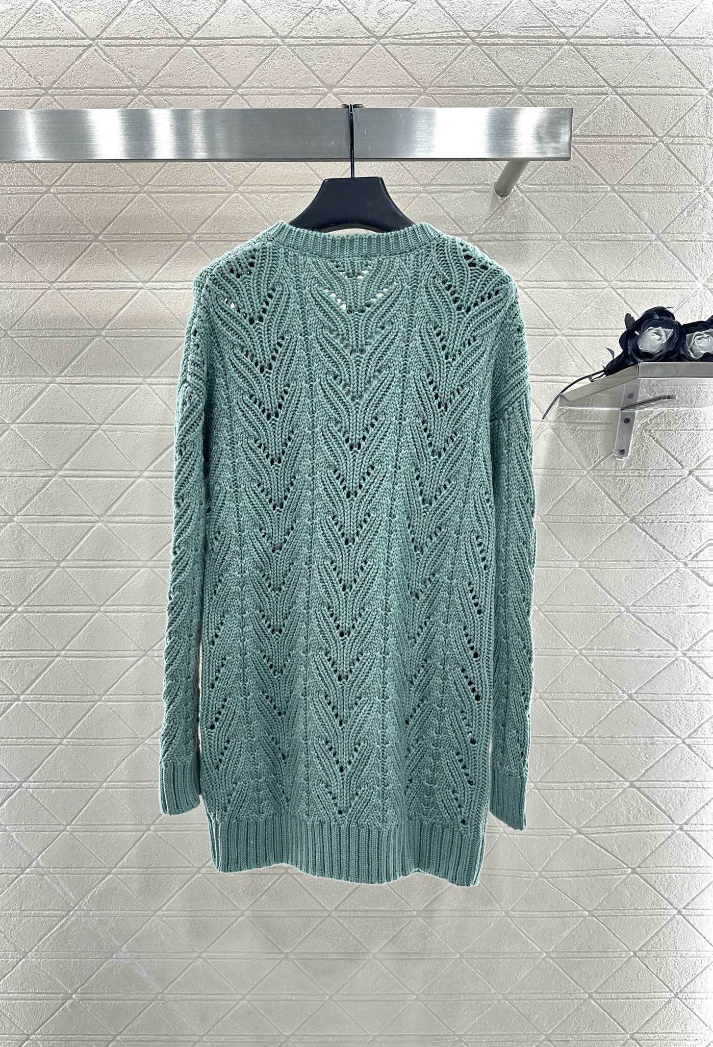 C 25 Bow-knitted wool skirt and sweater