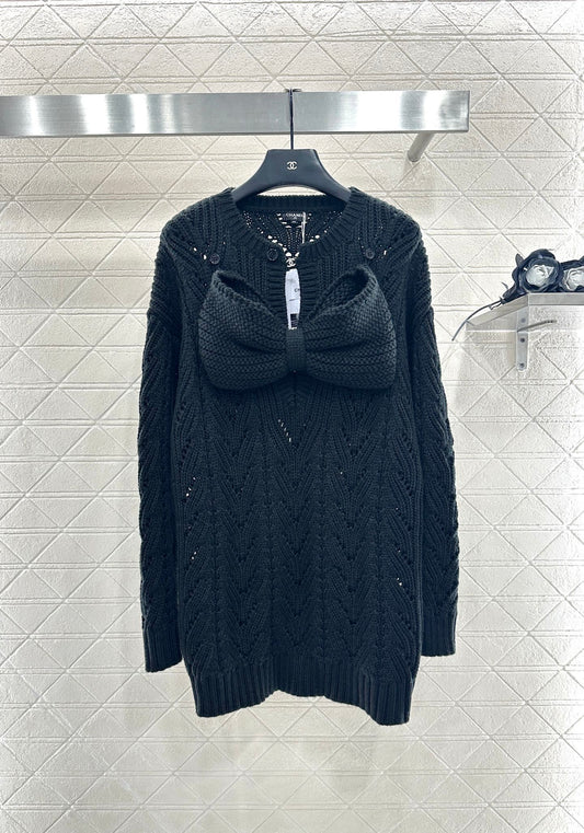 C 25 Bow-knitted wool skirt and sweater
