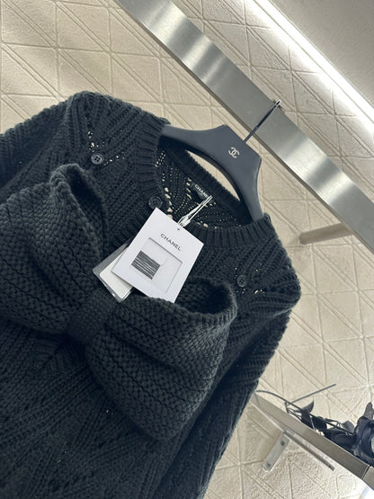 C 25 Bow-knitted wool skirt and sweater