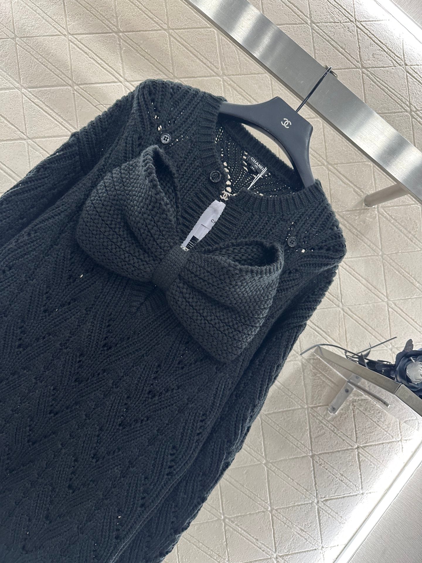 C 25 Bow-knitted wool skirt and sweater
