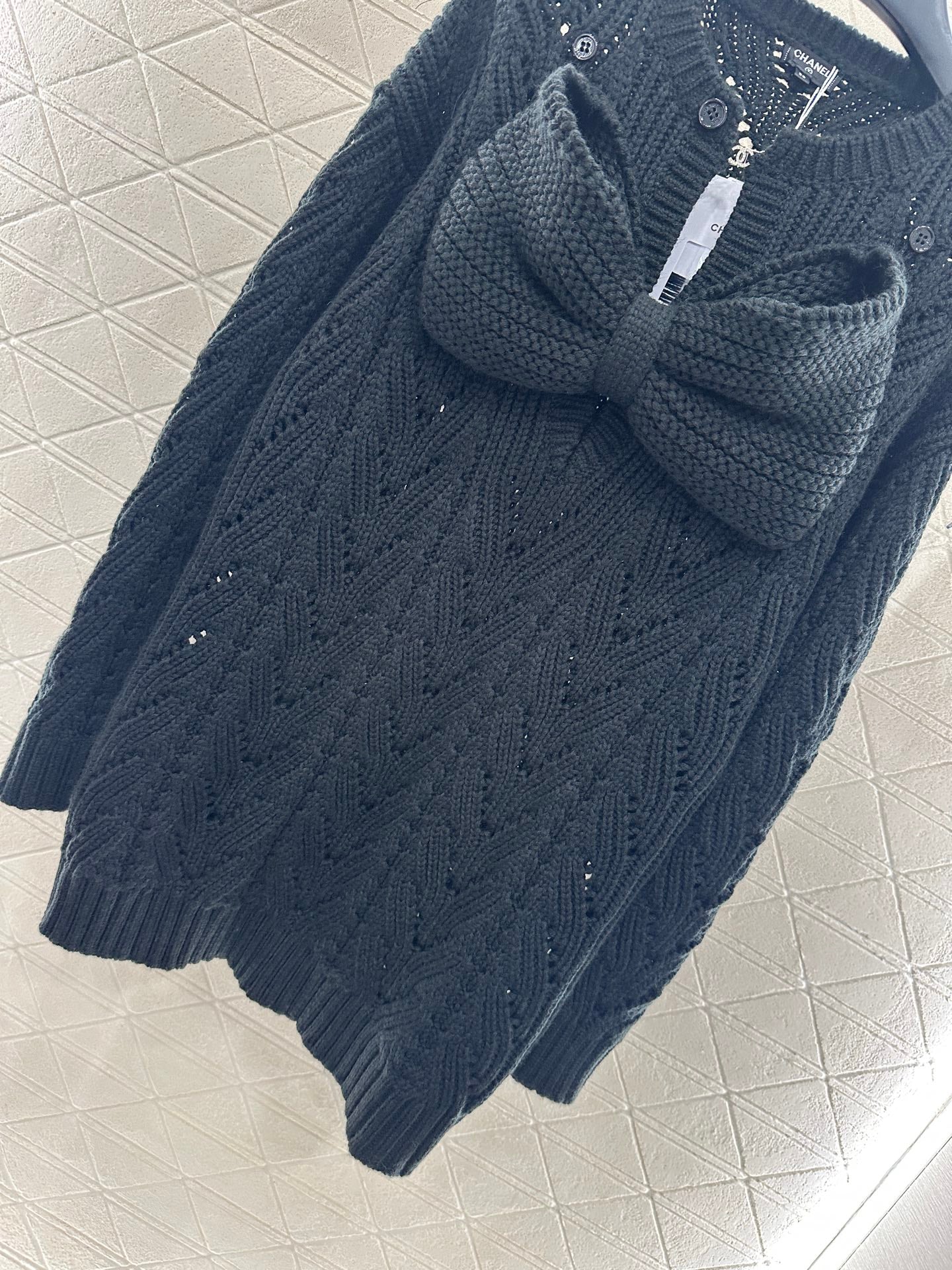 C 25 Bow-knitted wool skirt and sweater