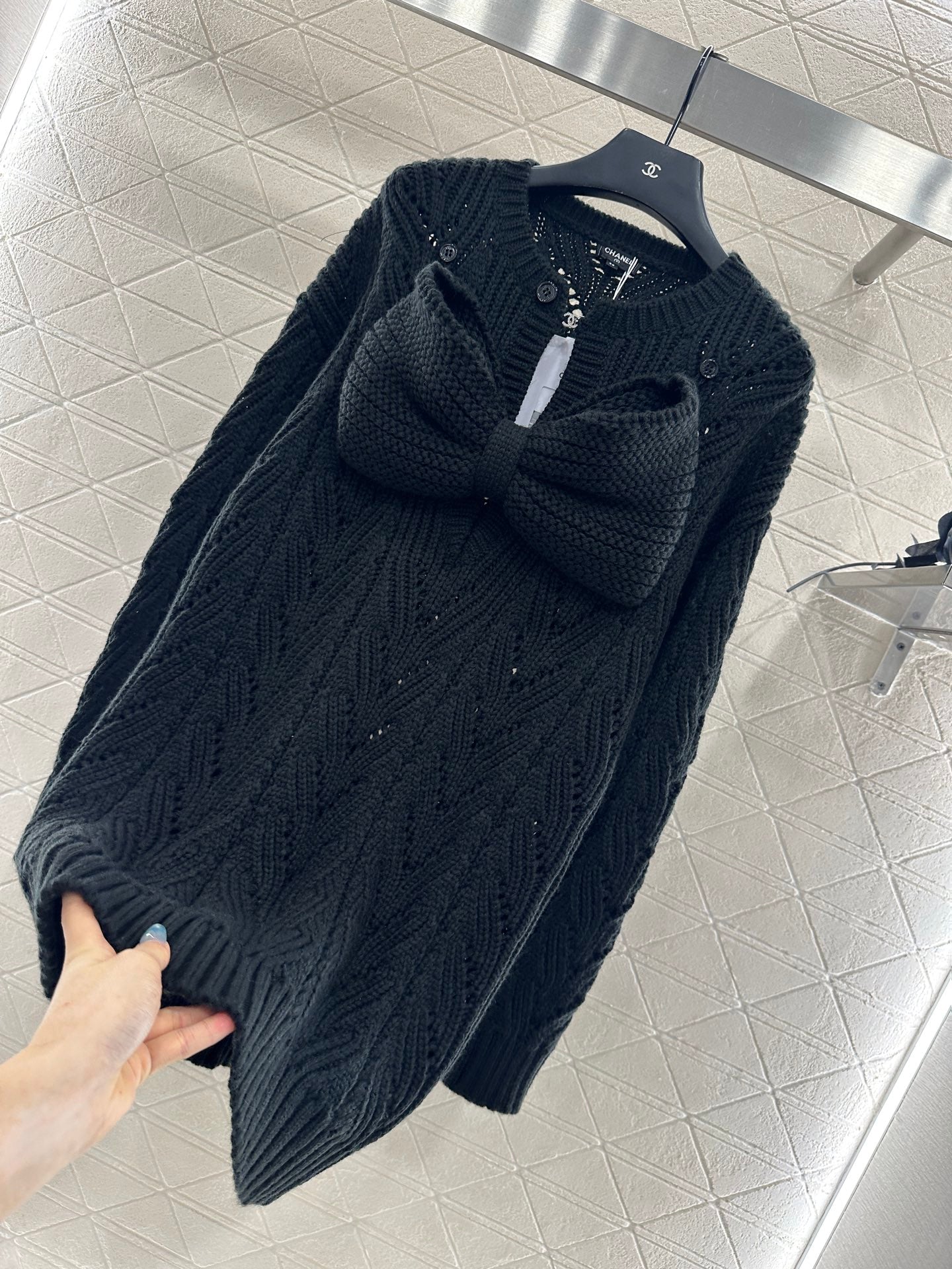 C 25 Bow-knitted wool skirt and sweater