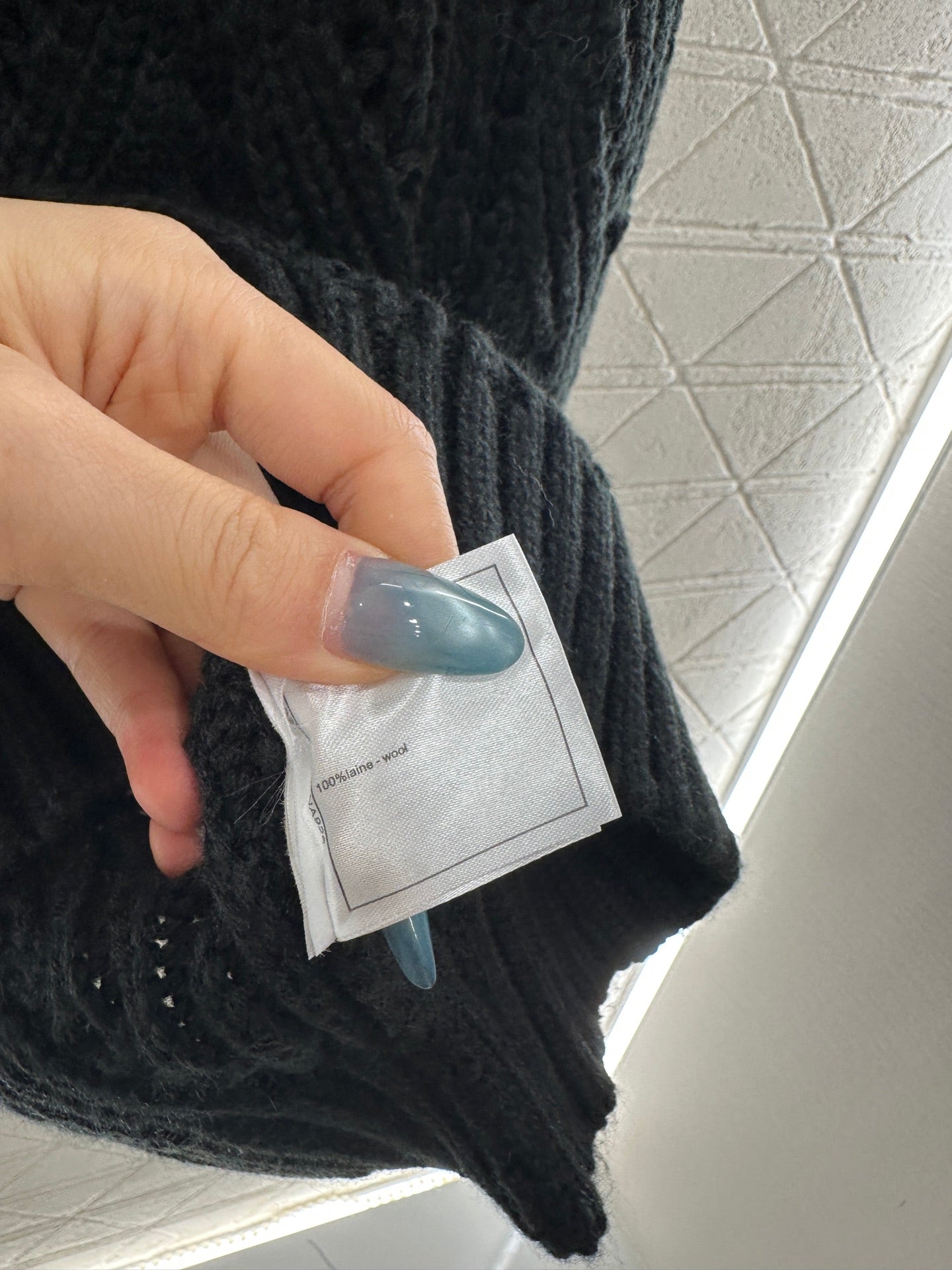 C 25 Bow-knitted wool skirt and sweater