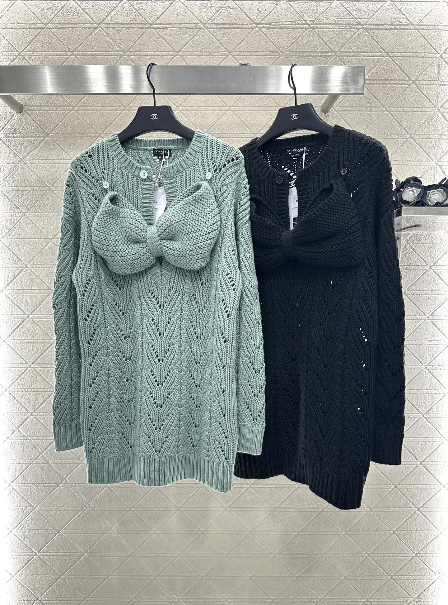C 25 Bow-knitted wool skirt and sweater